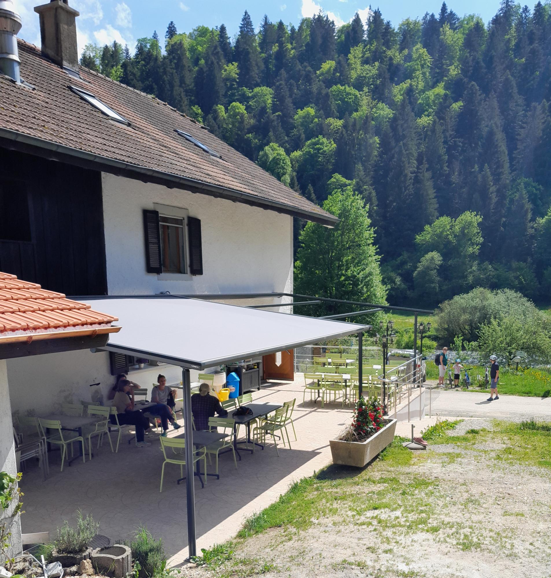 Terrasse extérieure du Restaurant de Clairbief